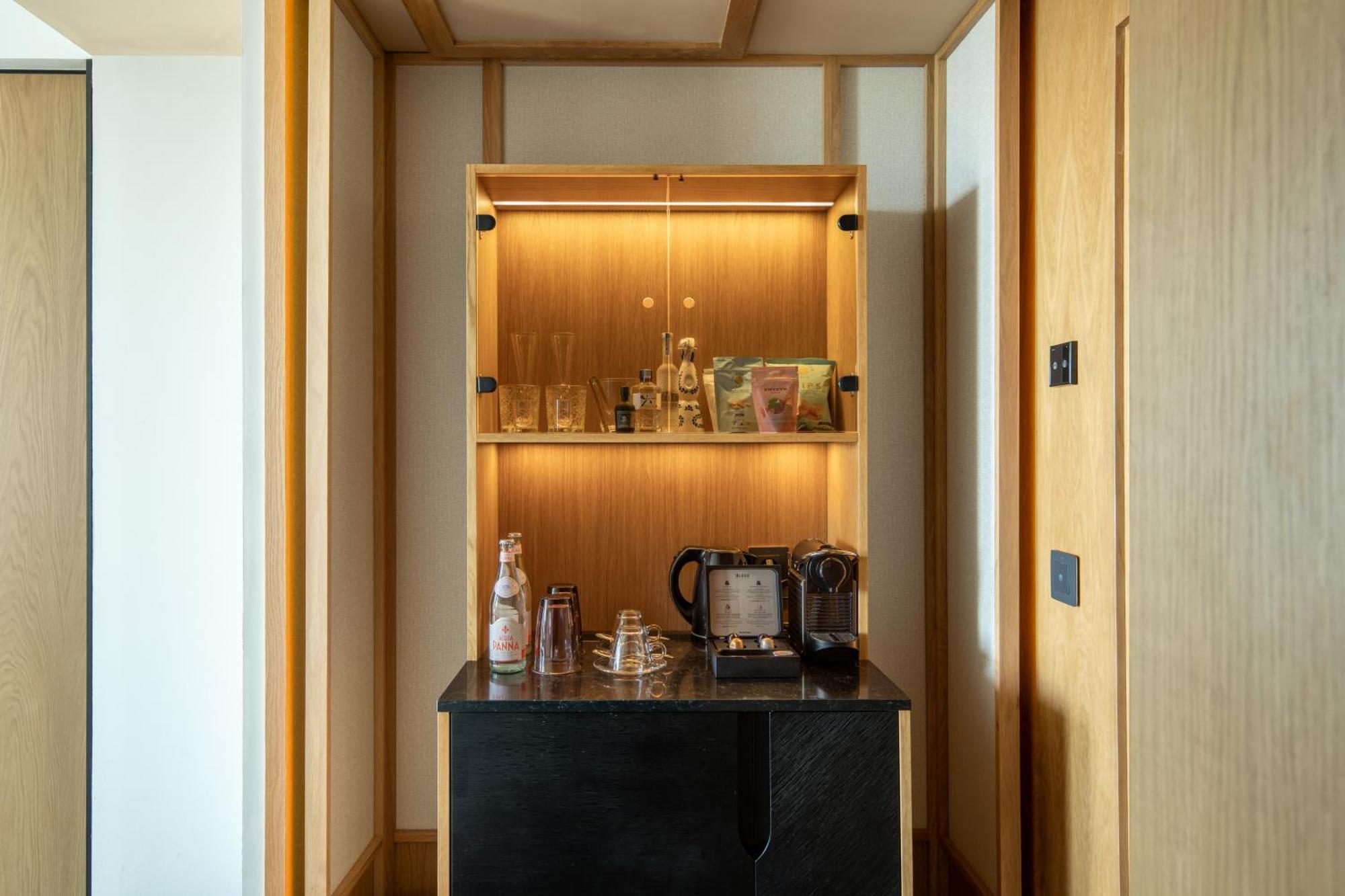 Bless Hotel Ibiza - The Leading Hotels Of The World Es Cana Δωμάτιο φωτογραφία A wet bar in a hotel room